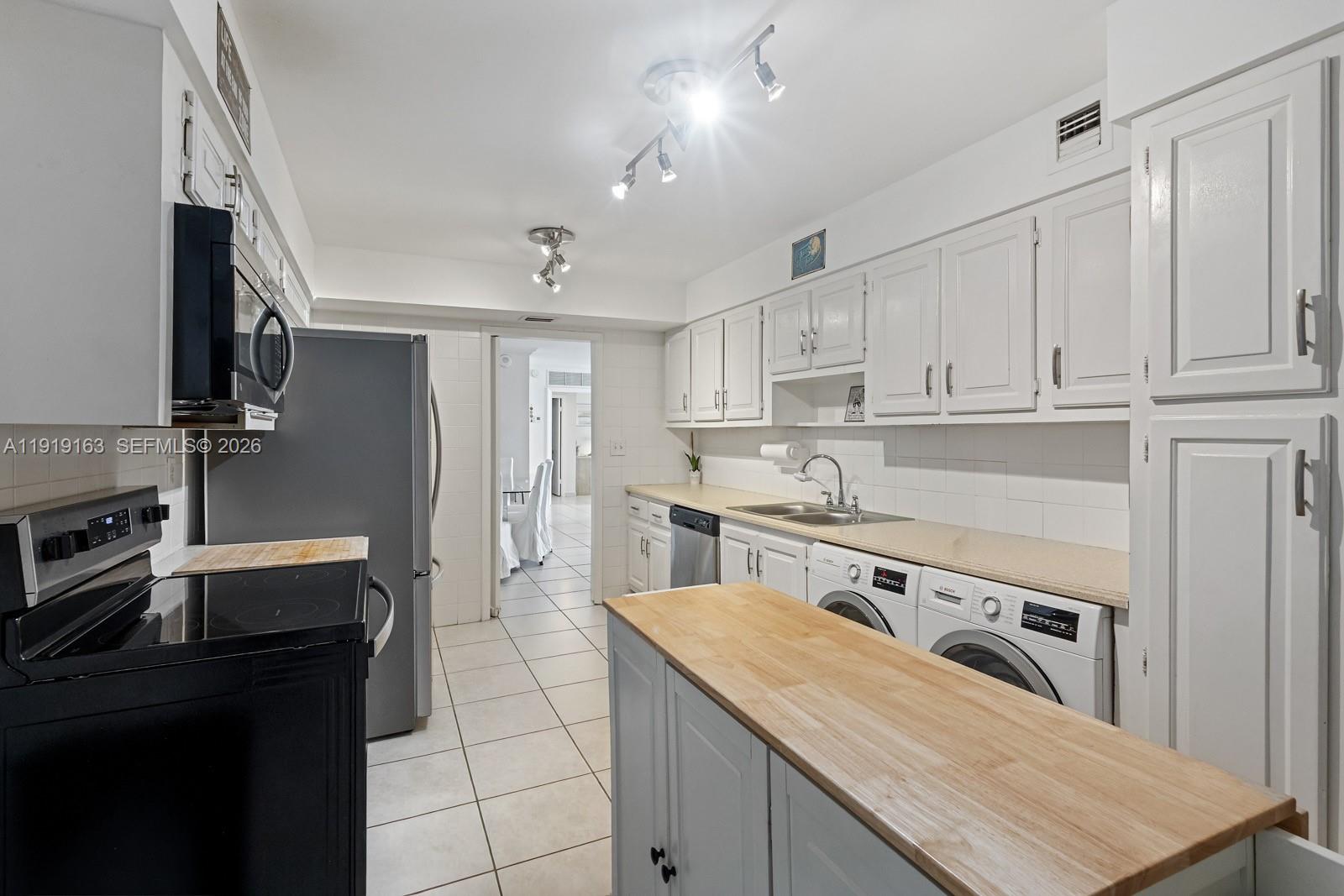 TOWERS OF KEY BISCAYNE CO - Residential