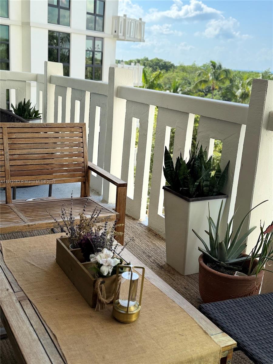 TOWERS OF KEY BISCAYNE CO - Residential