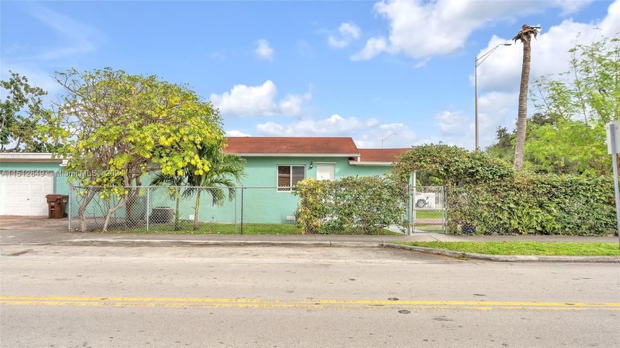 Captivating house for rent in Hialeah! This 4-bedroom, 2-bath gem, complete with 5 parking spaces, ample yard minutes away from Major Highways and Miami International Airport

Don't miss out on the opportunity to explore this property 
Easy access SUPRA -No code needed