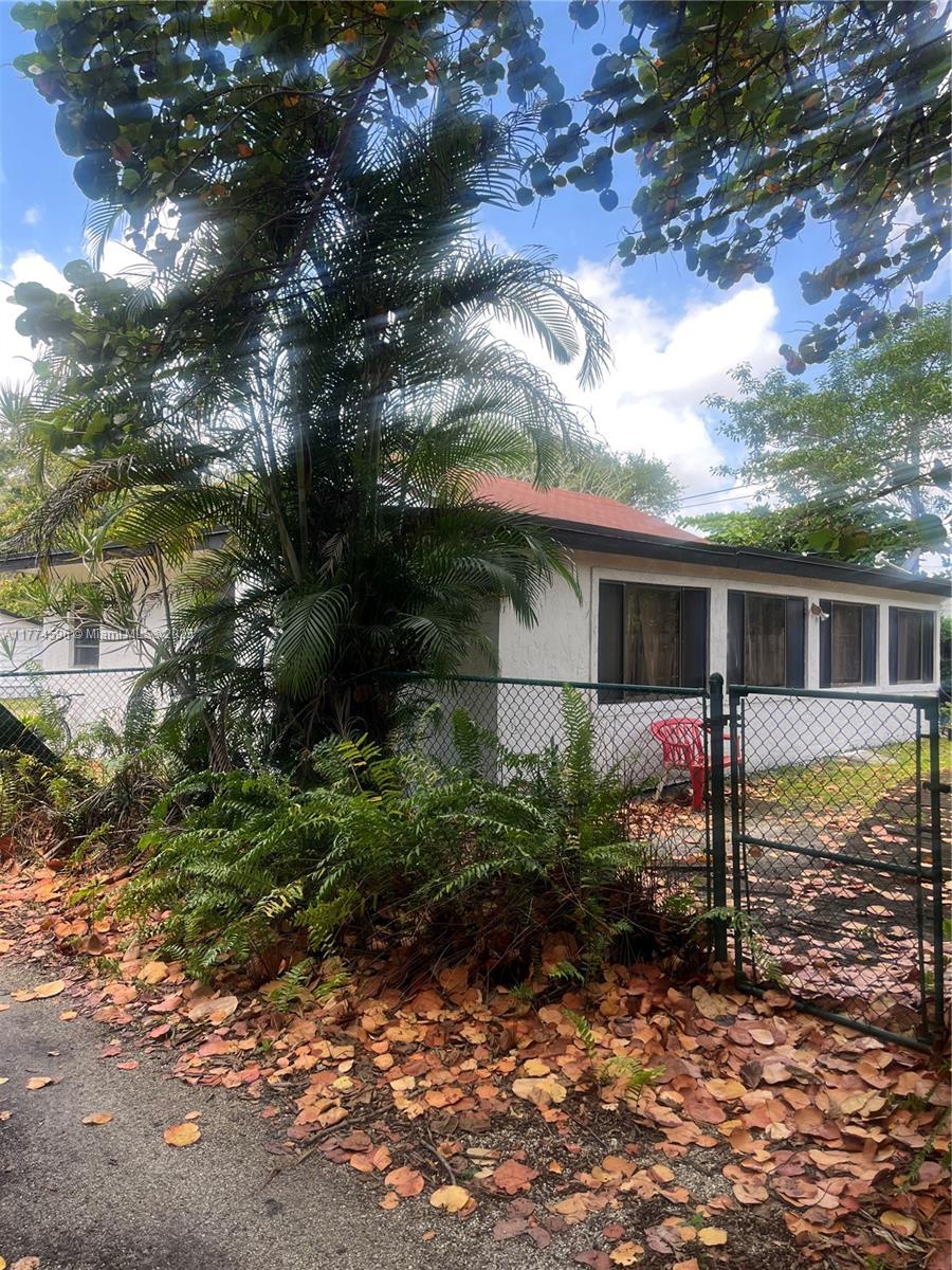 Welcome to this exceptional multi-family property in the heart of Biscayne Gardens, one of Miami's most sought-after neighborhoods. This expansive 20,000 square foot lot is an excellent opportunity for investors or those looking to generate rental income in a prime location.
Nestled in a million-dollar neighborhood, this property is situated in a high-demand rental area, making it a perfect addition to any real estate portfolio. The neighborhood offers a blend of vibrant community living and easy access to the best of Miami. Whether you're interested in long-term rentals or short-term leases, the potential for solid returns is evident.