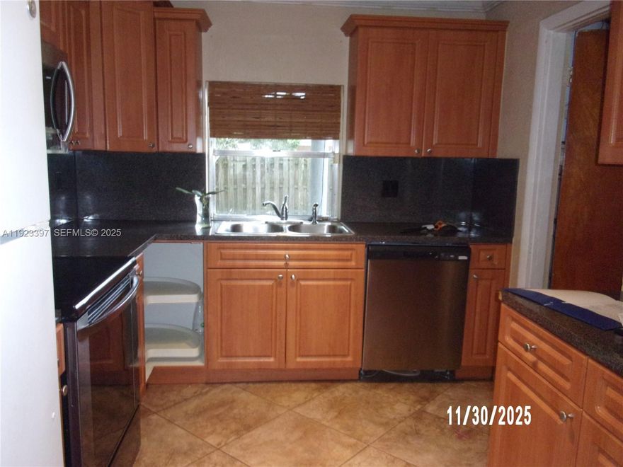 This home is ready for you!  Make it your own.  This is a great starter home and is centrally located.  Just minutes to restaurants, shops, hospitals and more.  This home is a 3/2 with a den.  Large backyard with a covered terrace.