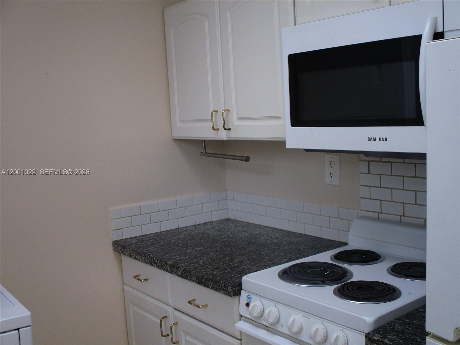 SANDILEE TOWNHOUSE CONDO - Residential Lease