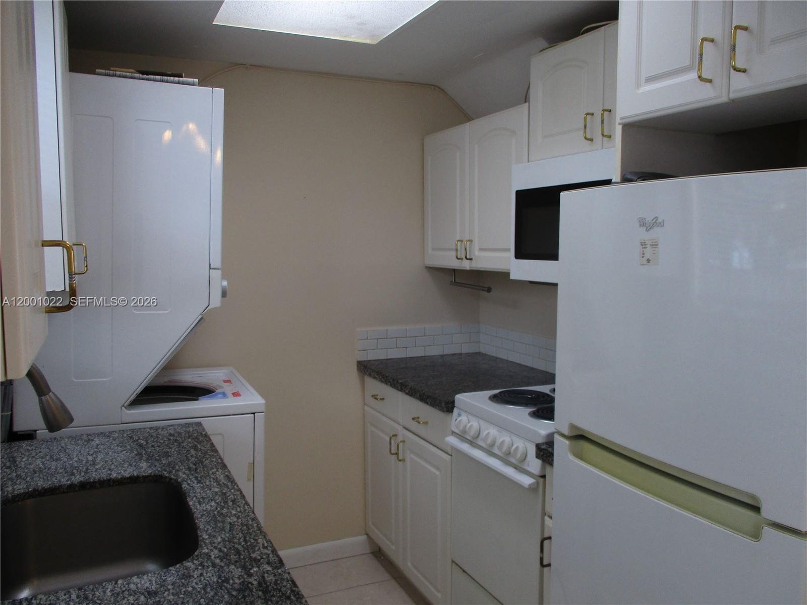 SANDILEE TOWNHOUSE CONDO - Residential Lease