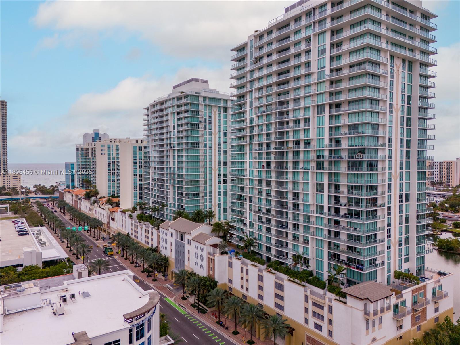 PARQUE TOWERS CONDO - Residential
