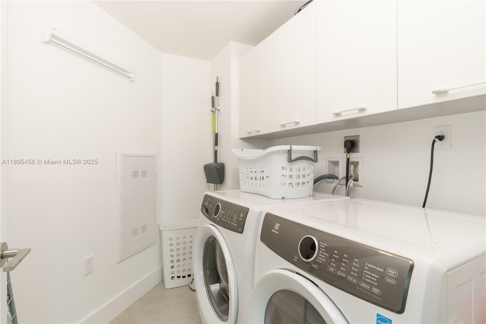 PARQUE TOWERS CONDO - Residential