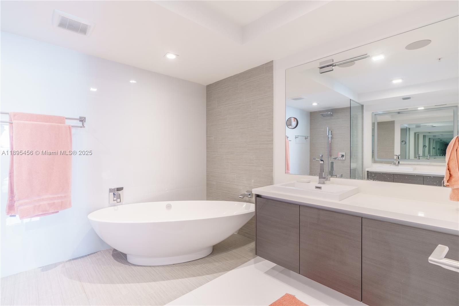 PARQUE TOWERS CONDO - Residential