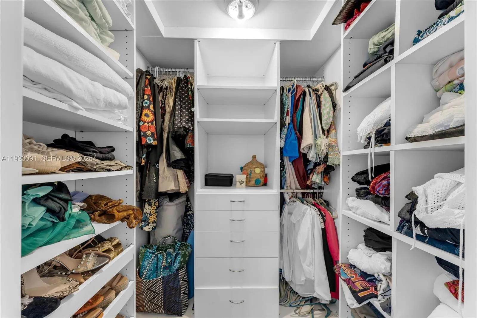 Key Biscayne, Florida 33149, United States, 3 Bedrooms Bedrooms, ,4 BathroomsBathrooms,Residential,Active,249760