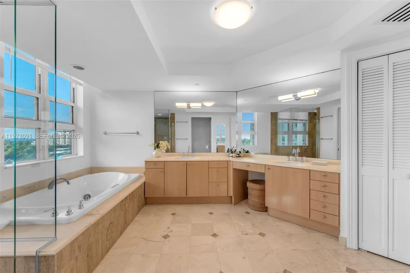 Key Biscayne, Florida 33149, United States, 3 Bedrooms Bedrooms, ,4 BathroomsBathrooms,Residential,Active,249760