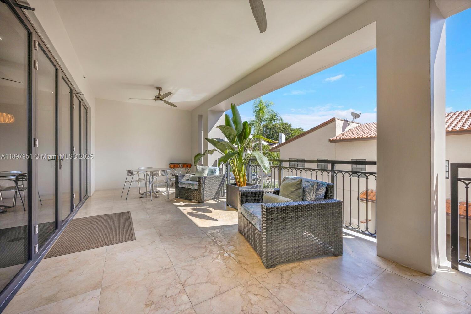 718 Valencia Ave 207