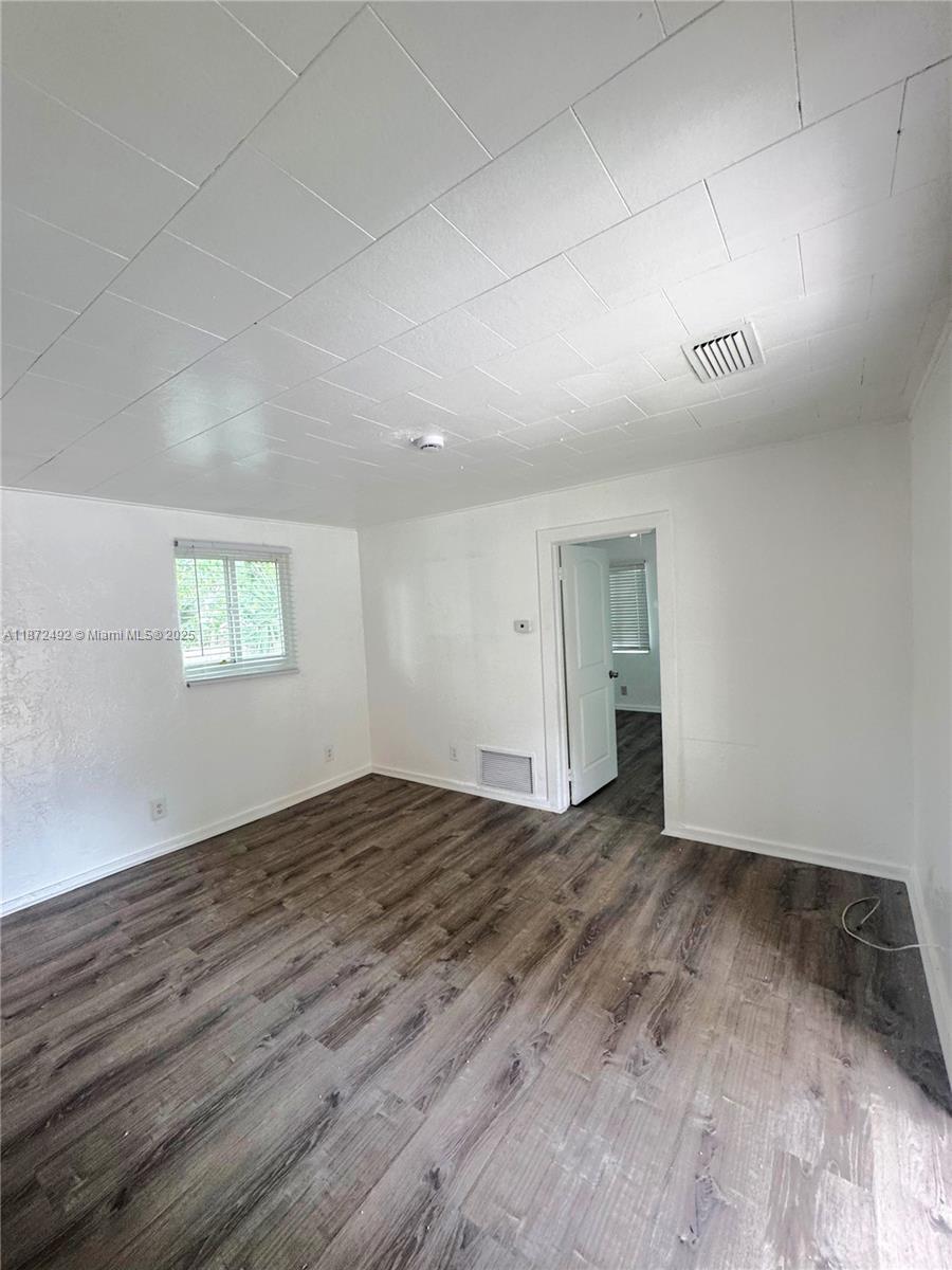 Spacious living room and master bedroom, a broad kitchen and a comfortable bathroom in Pompano Beach.