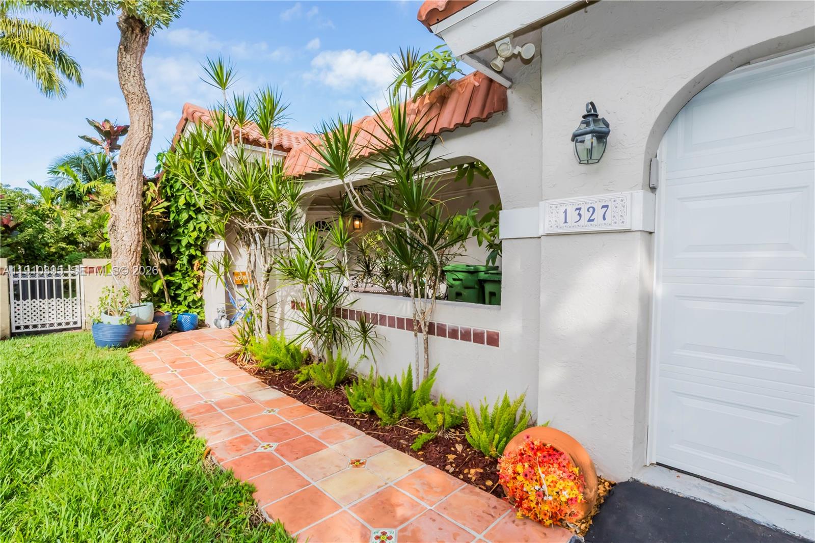 COUNTRY ISLES GARDEN HOME - Residential