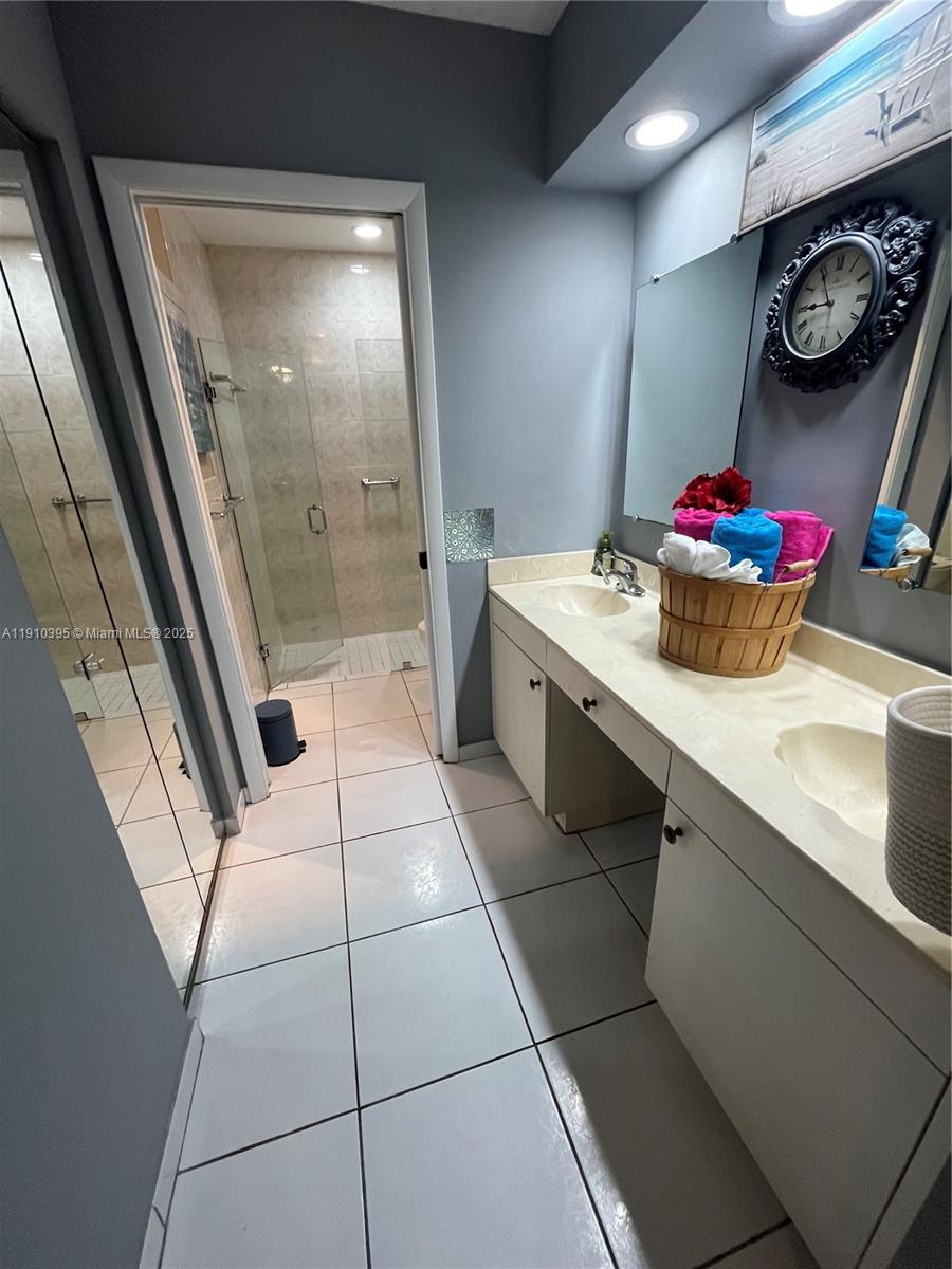 COUNTRY ISLES GARDEN HOME - Residential