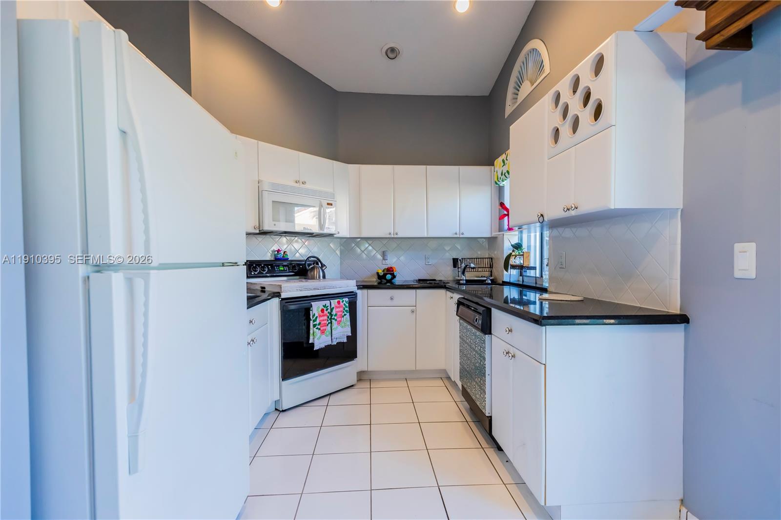 COUNTRY ISLES GARDEN HOME - Residential