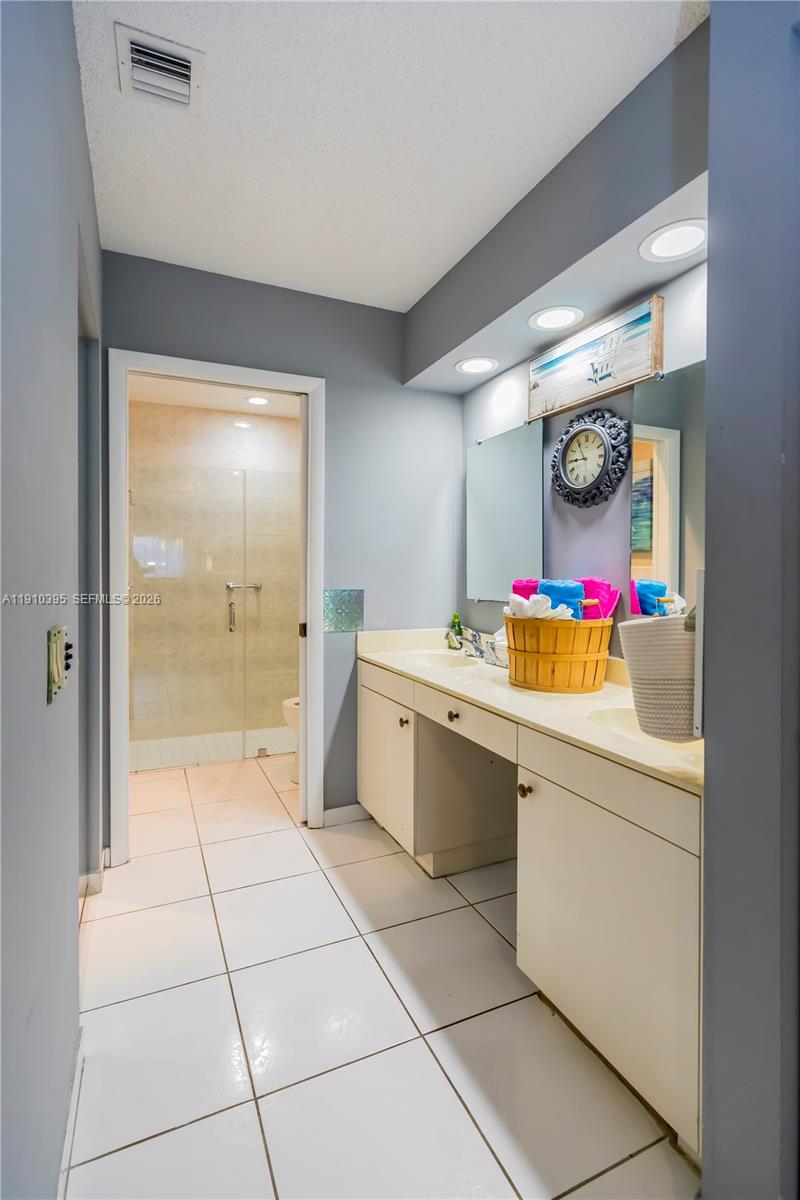 COUNTRY ISLES GARDEN HOME - Residential