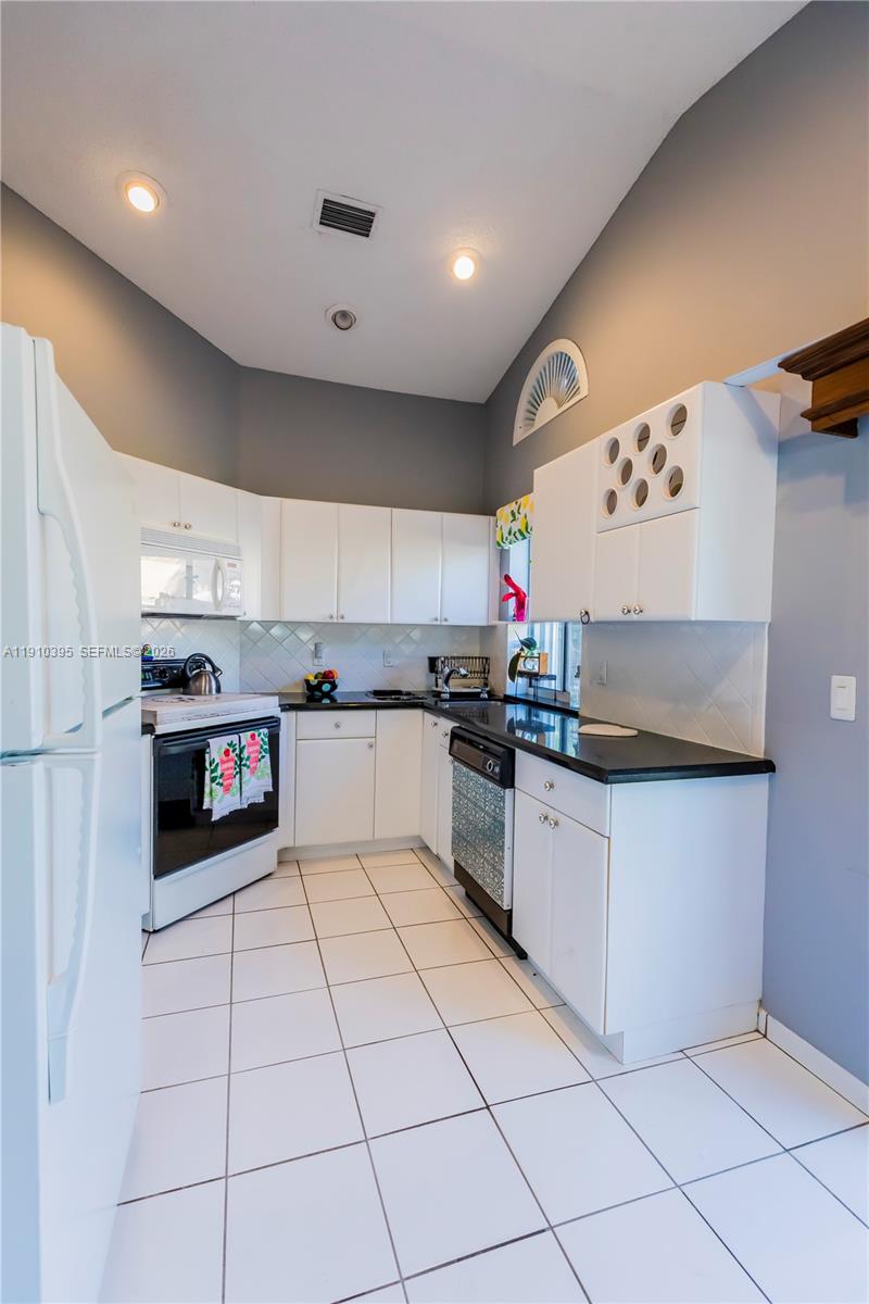 COUNTRY ISLES GARDEN HOME - Residential