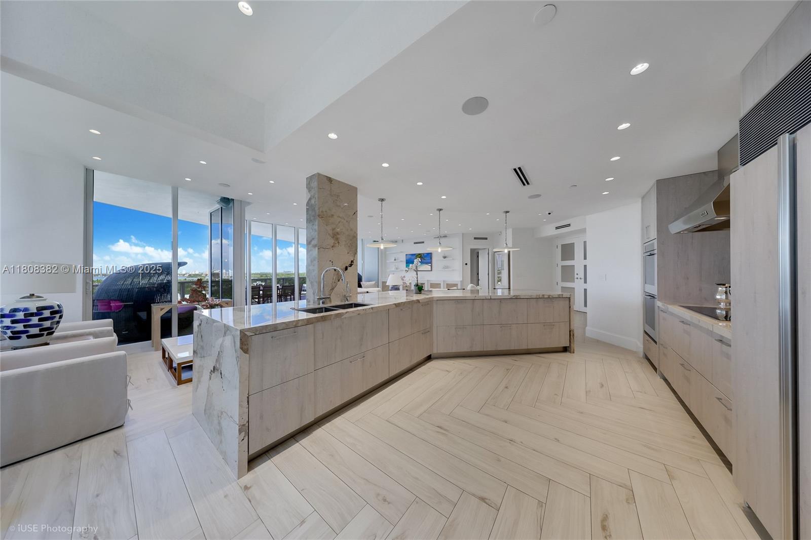 10225 Collins Ave 604