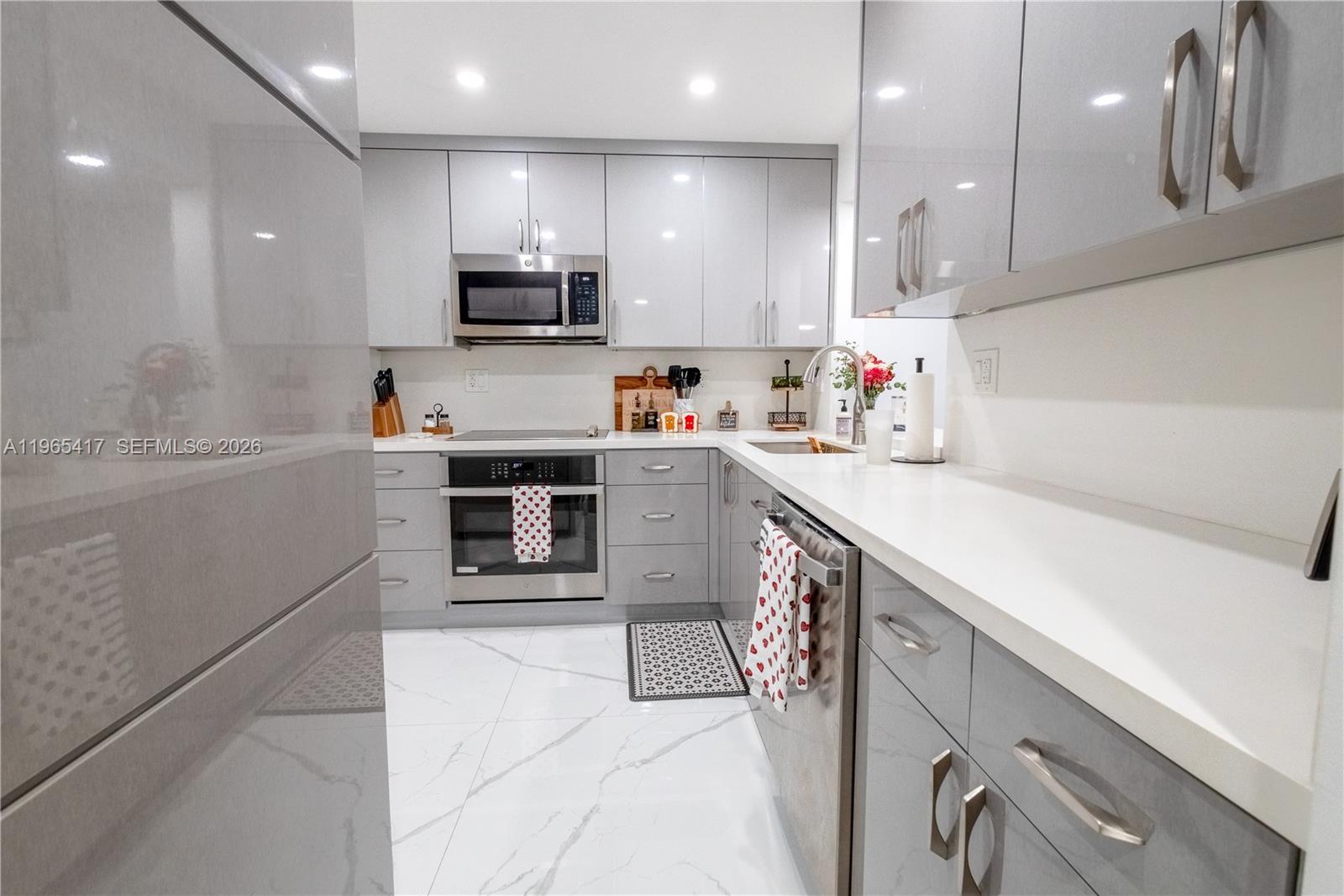 THE HORIZONS CONDO #3 - Residential