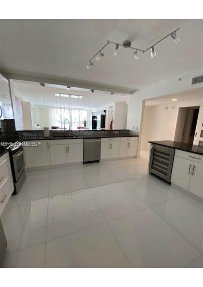 GOLDEN BAY CLUB CONDO - Residential Lease