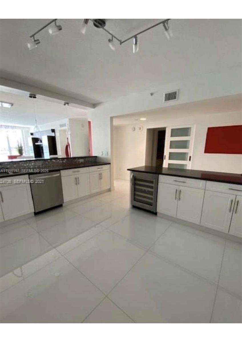 GOLDEN BAY CLUB CONDO - Residential Lease