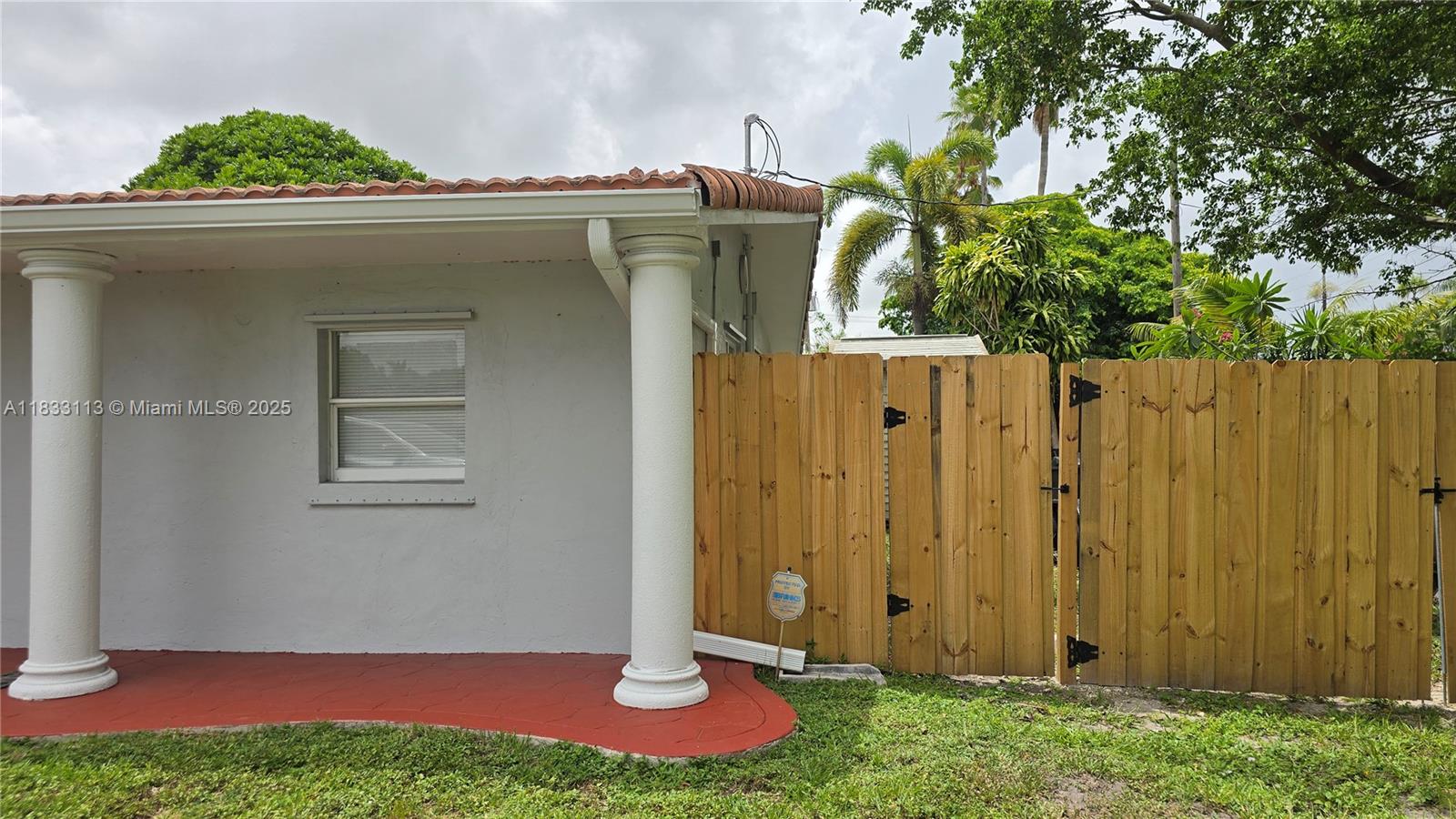 Completely remodeled 1-bedroom 1 bath apartment in highly desired neighborhood close to major highways and shopping centers. Ideally for a single person or couple. Water/Garbage and internet is included. The apartment is partially furnished; however, if you do not want the apartment with furnishings, it can be removed.
No HOA approval needed, rapid move-in after approval.
***Washer and Dryer will be installed in the next 2 weeks***