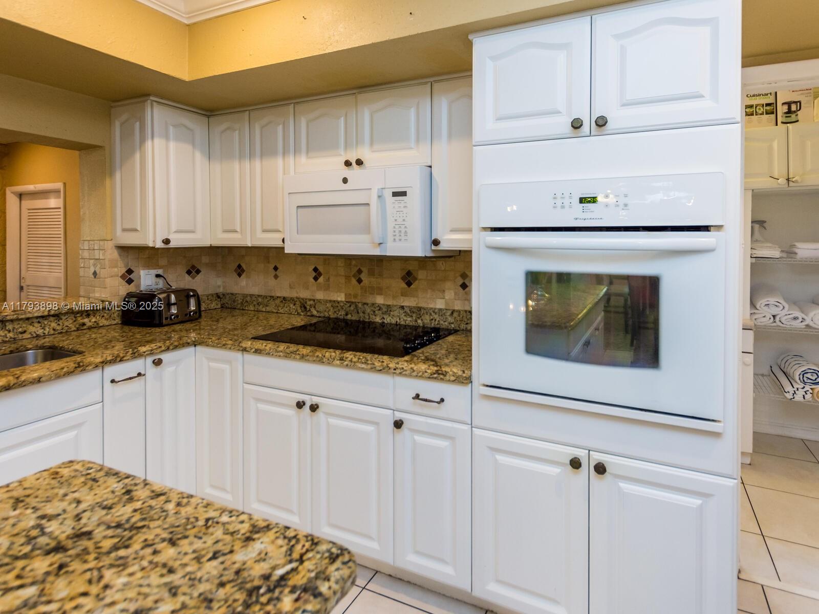 HOLLYWOOD HILLS AMEN PLAT - Residential Lease