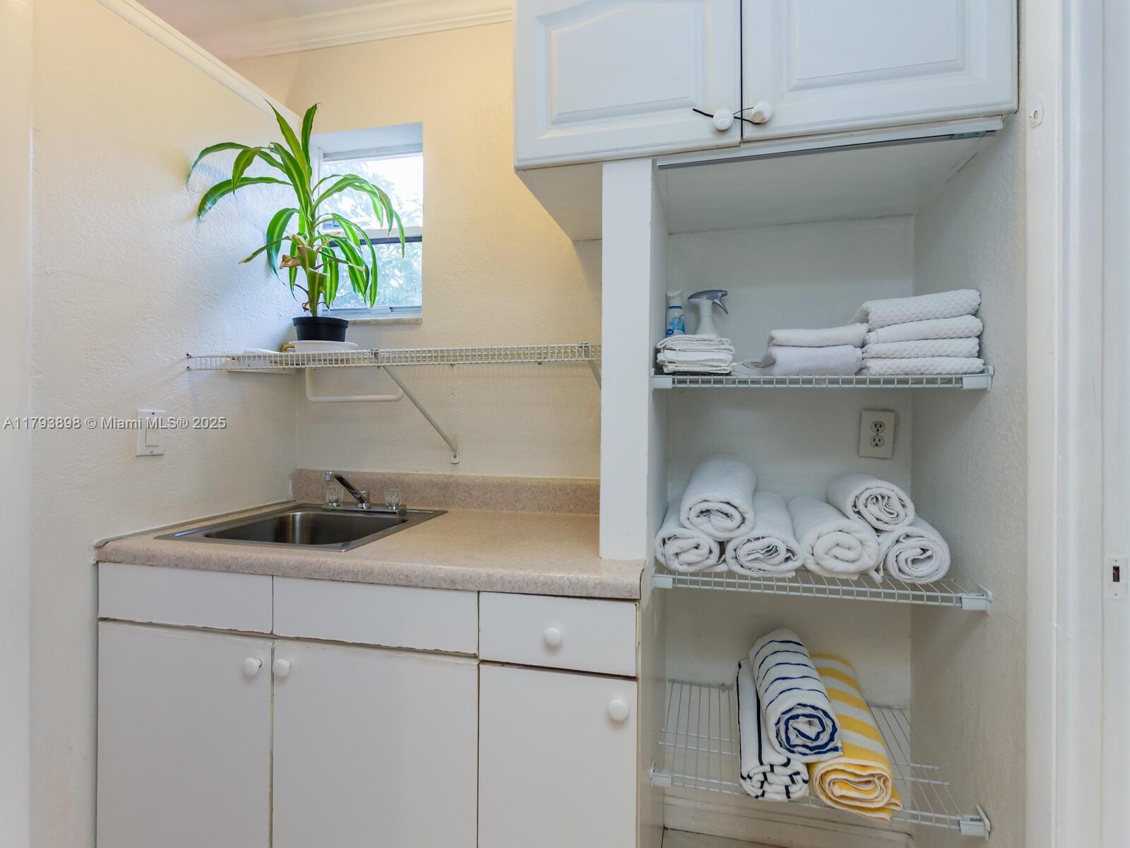 HOLLYWOOD HILLS AMEN PLAT - Residential Lease