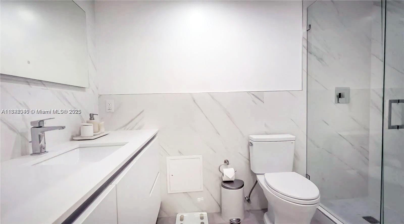2301 Collins Ave 318