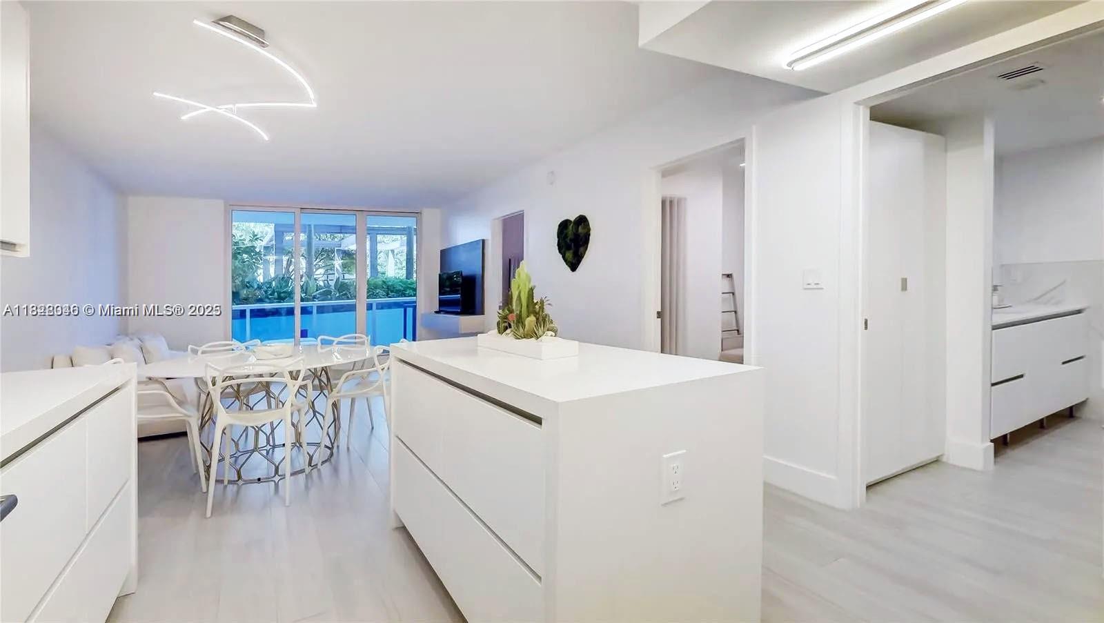 2301 Collins Ave 318
