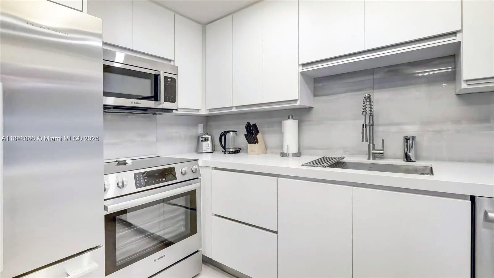2301 Collins Ave 318