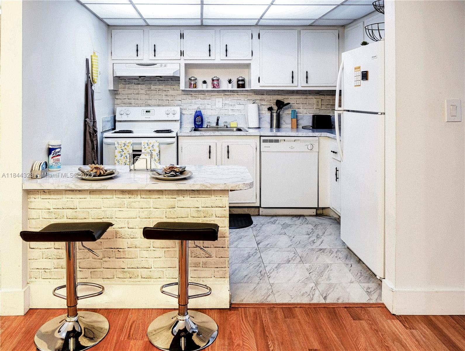 OMEGA CONDO NO 4 - Residential