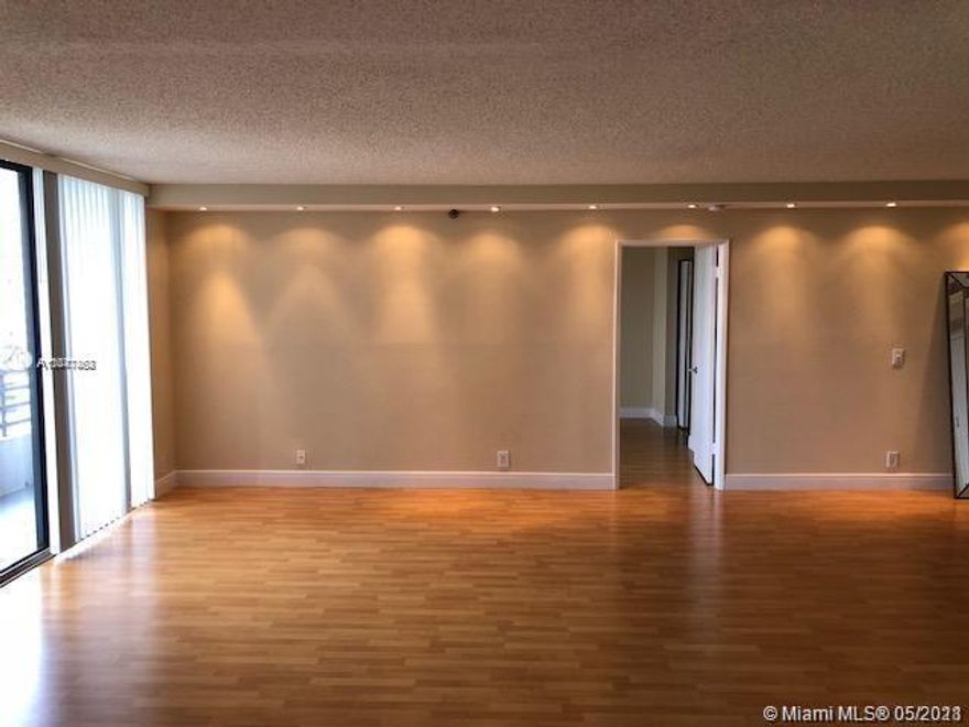 Great condo with remarkable golf course and city views. 1 Bedroom 2 Bathrooms ideal for investors. Wood and Tile floors, kitchen is fully equipped with stainless steel appliances. Washer/Dryer inside of unit. Don't miss out! Unit is rented for $1750.00 dollars great tenant for 4 years always on time, lease until May 2022. Walking distance to the Aventura Mall, one minute driving to the beach.
For showing instructions please contact (txt) listing agent.