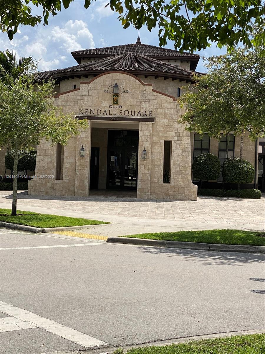 KENDALL COMMONS TOWNHOMES - Residential