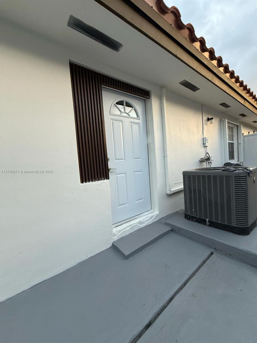 Rental Property at 37 Sw 14X Ct B, Miami, Broward County, Florida - Bedrooms: 1 
Bathrooms: 1  - $1,300 MO.