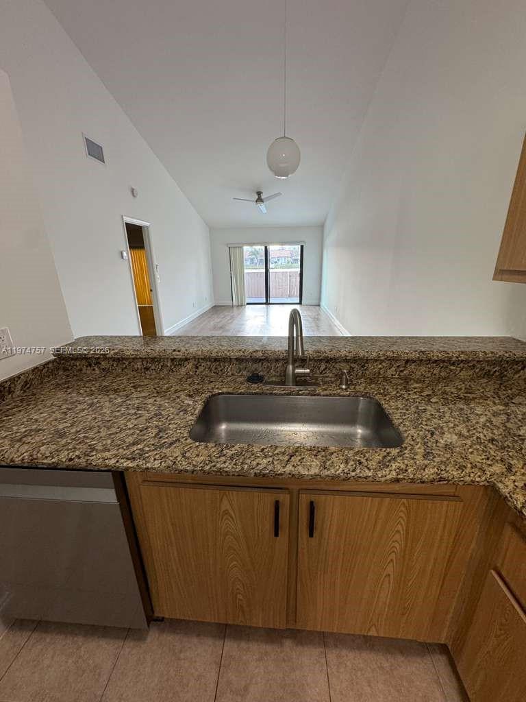 TWIN LAKES GARDENS - Residential Lease