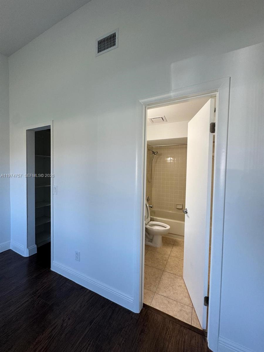 TWIN LAKES GARDENS - Residential Lease