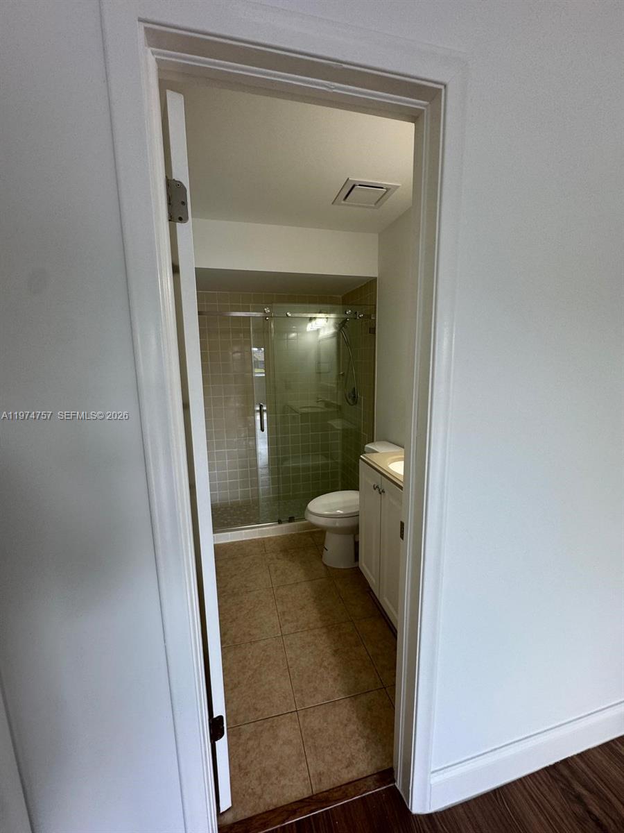 TWIN LAKES GARDENS - Residential Lease