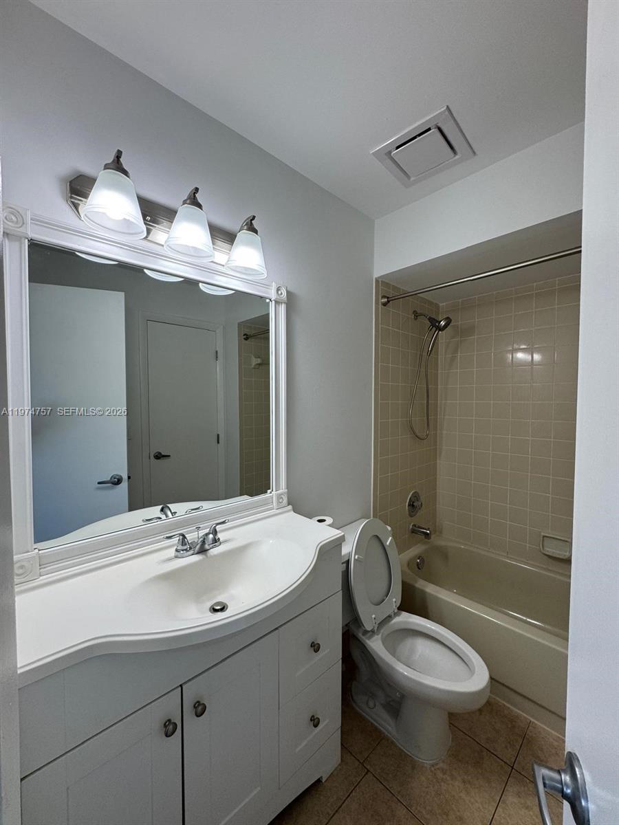 TWIN LAKES GARDENS - Residential Lease