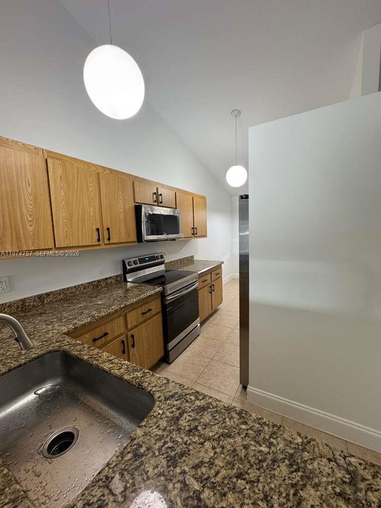 TWIN LAKES GARDENS - Residential Lease