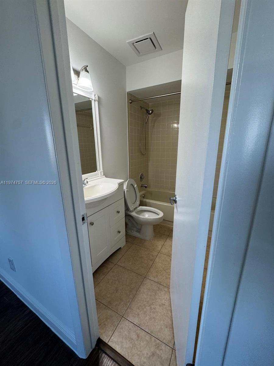 TWIN LAKES GARDENS - Residential Lease