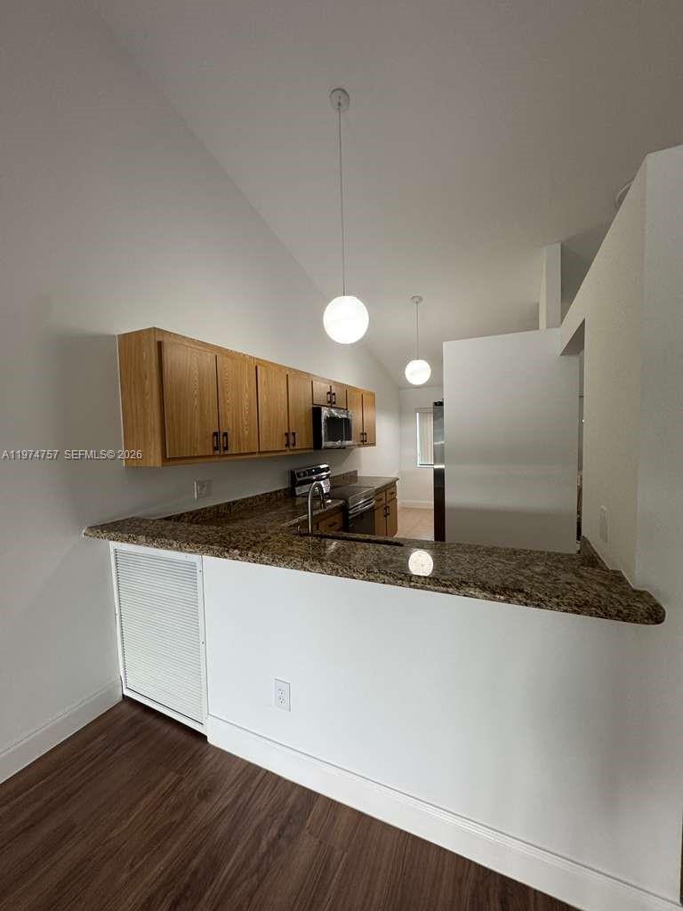 TWIN LAKES GARDENS - Residential Lease