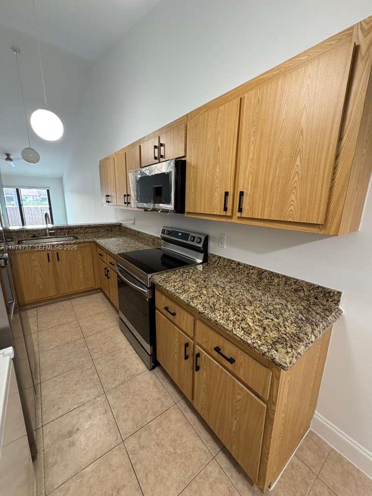 TWIN LAKES GARDENS - Residential Lease