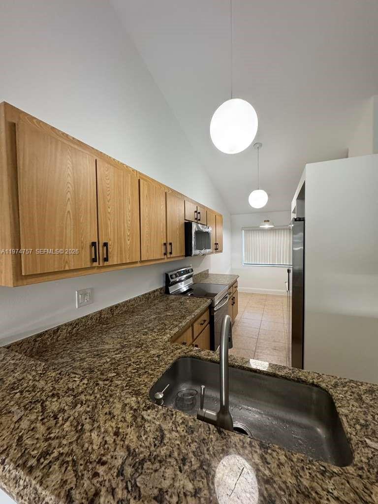 TWIN LAKES GARDENS - Residential Lease