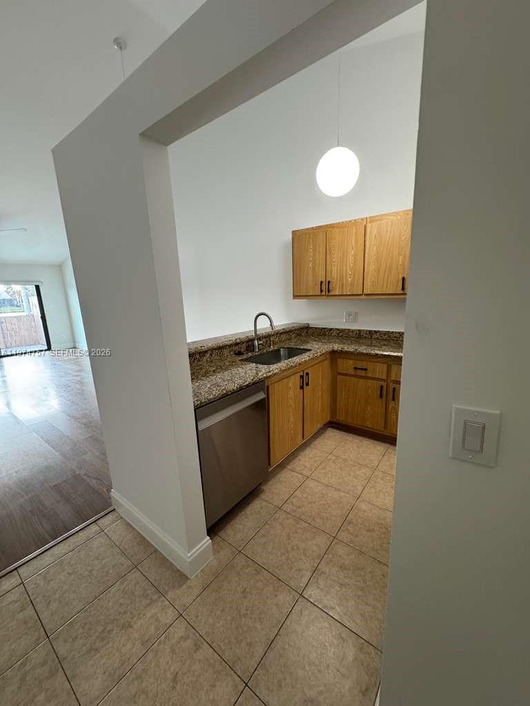 TWIN LAKES GARDENS - Residential Lease