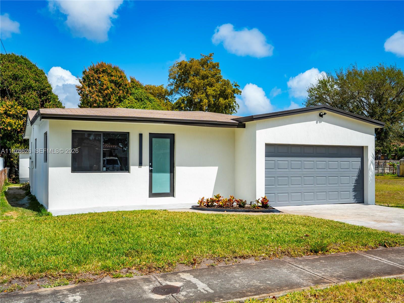 4451 SW 21st St, West Park, FL, 33023/$559,999 1 4451 SW 21st St