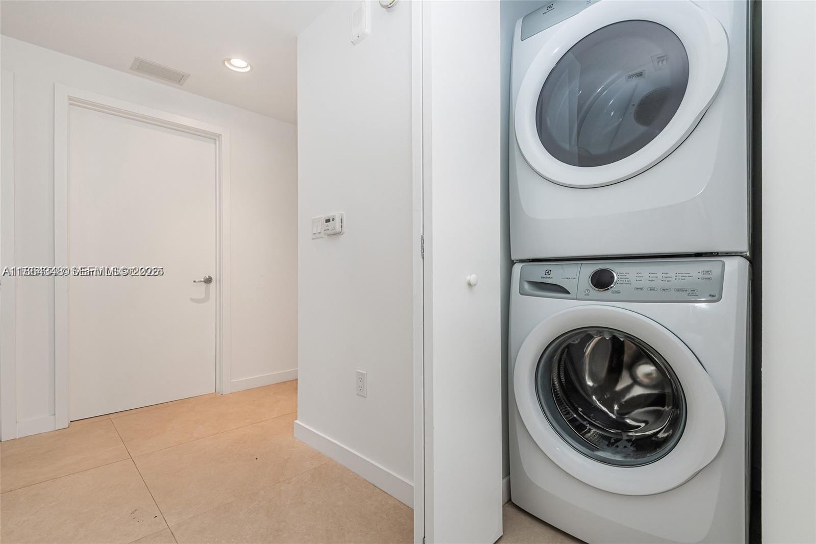 THE HARBOUR SOUTH CONDO - Residential