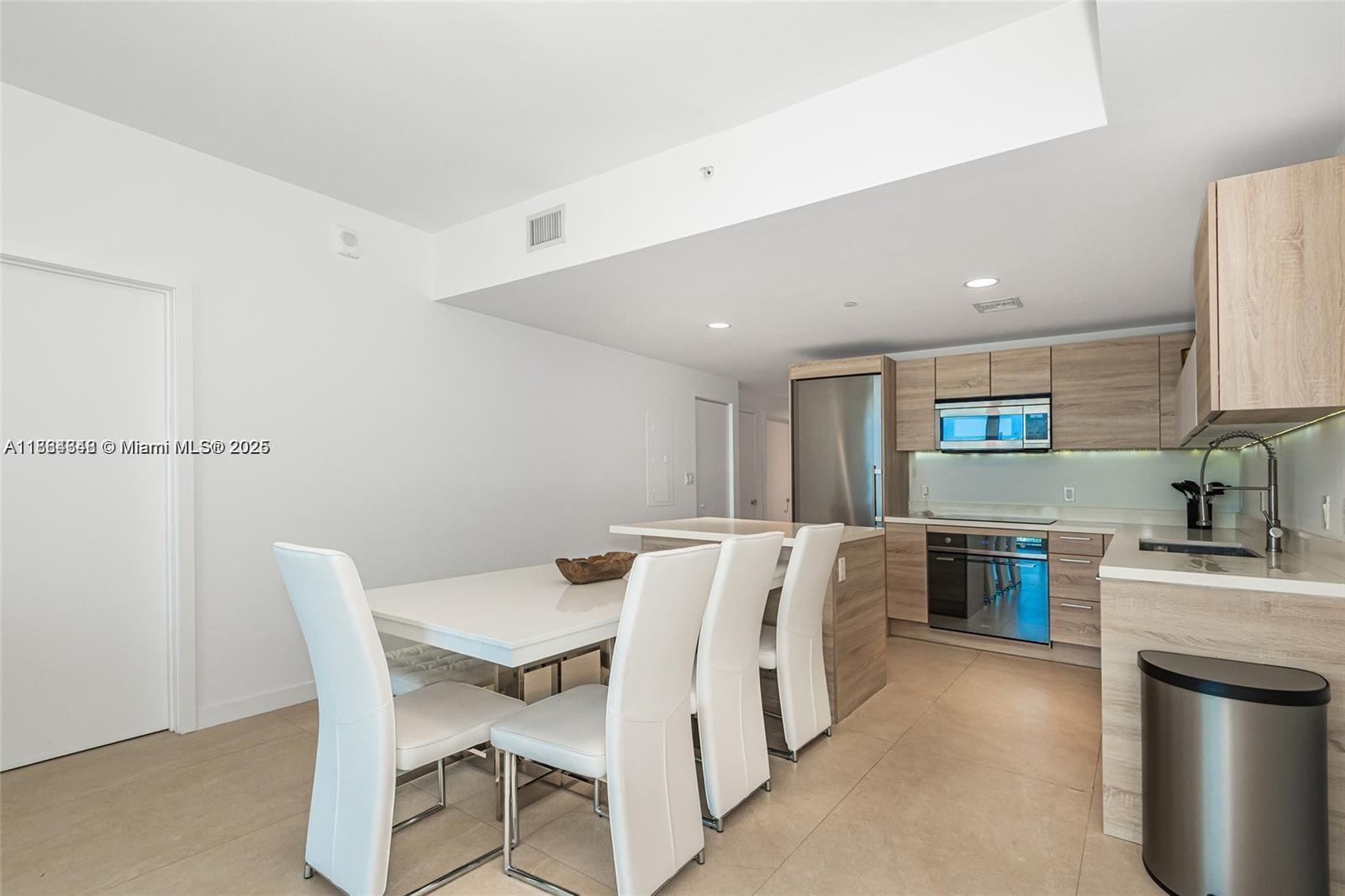 THE HARBOUR SOUTH CONDO - Residential