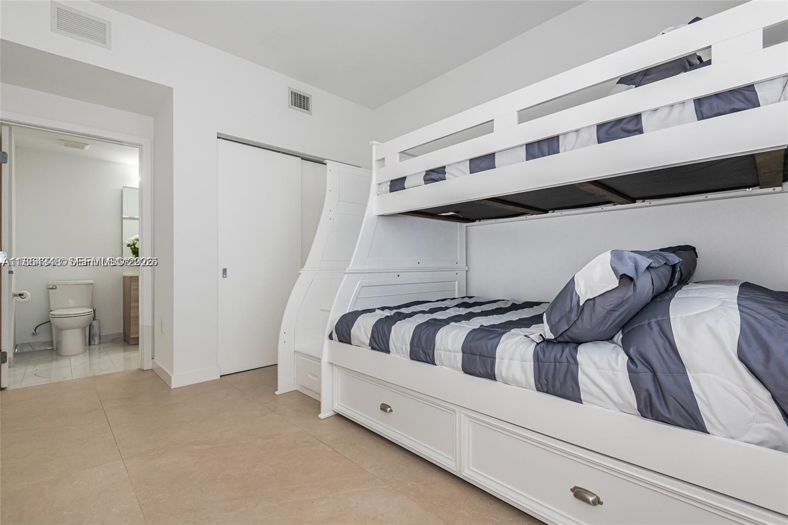 THE HARBOUR SOUTH CONDO - Residential