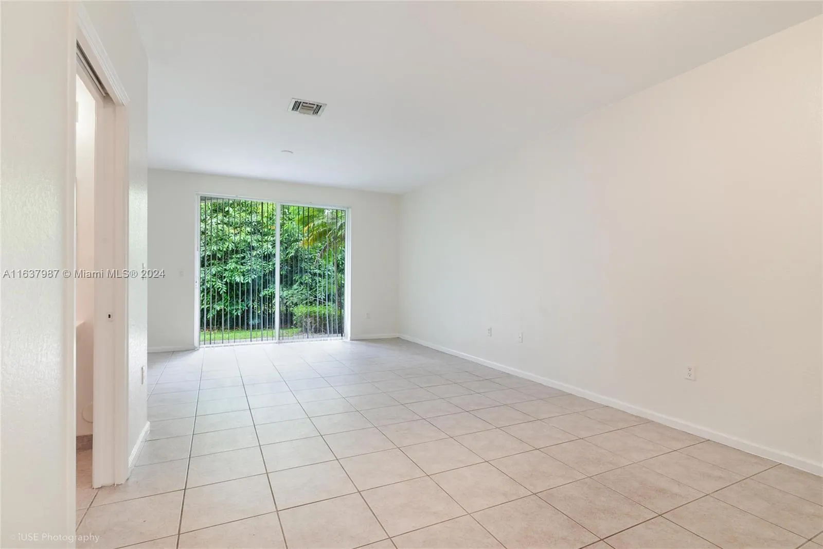 Miramar, Florida 33025, United States, 2 Bedrooms Bedrooms, ,3 BathroomsBathrooms,Residential,Pending,48858