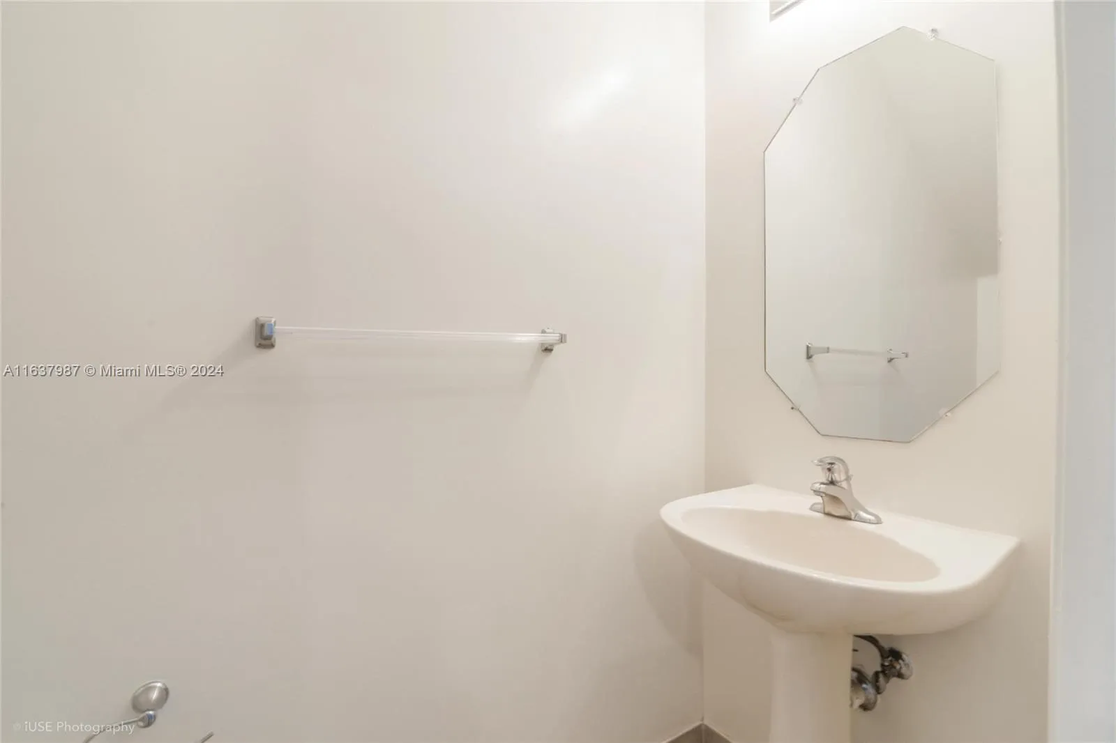 Miramar, Florida 33025, United States, 2 Bedrooms Bedrooms, ,3 BathroomsBathrooms,Residential,Pending,48858