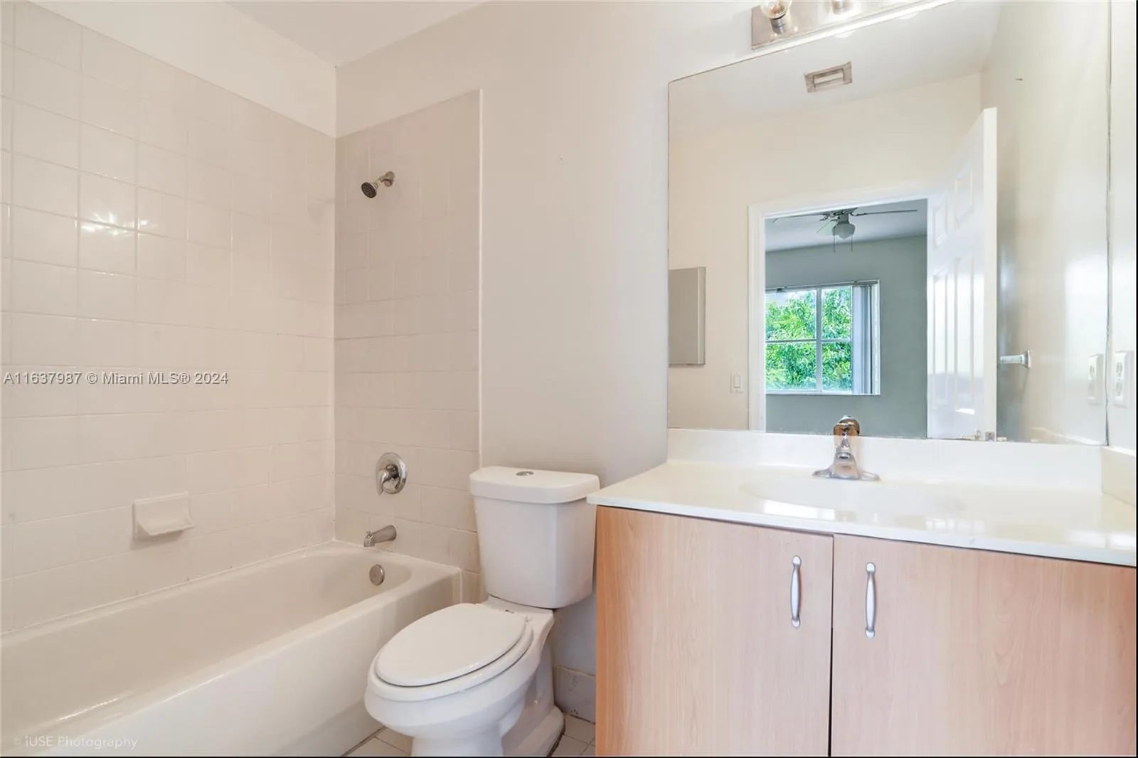 Miramar, Florida 33025, United States, 2 Bedrooms Bedrooms, ,3 BathroomsBathrooms,Residential,Pending,48858